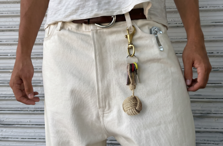 porte-clés pomme de touline en chanvre outfit homme élégant et minimaliste