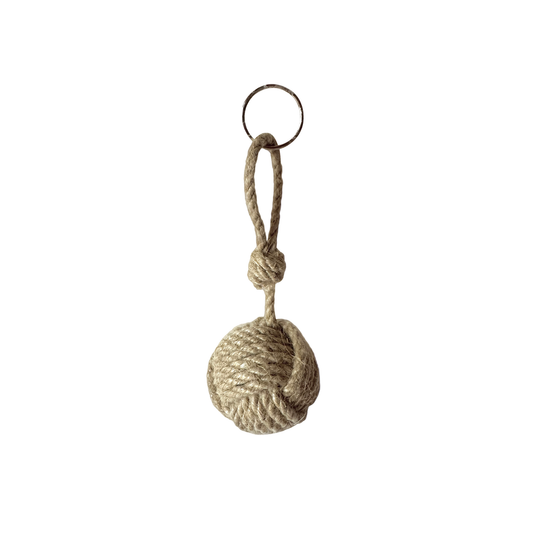 Pomme de touline en chanvre, porte-clés artisanal tendance pour homme et femme, accessoire de sac, bijou de sac ou porte clé fait main, keychain en corde au style marin, accessoire lifestyle mixte, design épuré et minimaliste, détail artisanal, accessoire pratique et décoratif pour sac, porte-clés unique fait main, style tendance et contemporain, objet en chanvre durable et intemporel