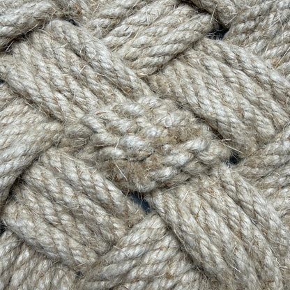 Épissure en chanvre, nœud marin artisanal de haute qualité, témoignant du savoir-faire français et de la tradition de la fabrication manuelle, accessoire décoratif et fonctionnel pour amateurs de marine et d’univers nautique, objet fait main au design élégant et épuré, technique de nouage traditionnelle transmise de génération en génération, accessoire mixte pour homme et femme, objet artisanale durable et authentique.